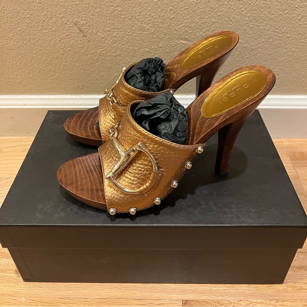 GUCCI PELLE S GOMMA PHOQUE IMPRIMEE GOLD STAR Size 6.5, Worn Once.